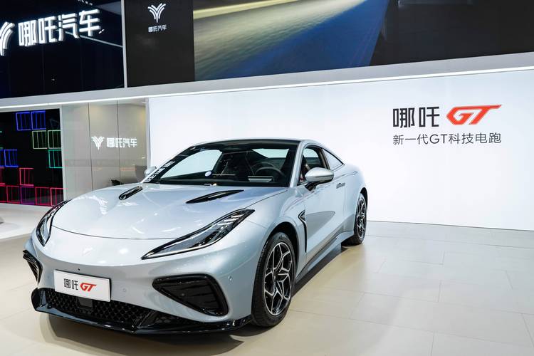 佛山339哪吒汽车在智能汽车领域的表现，领途汽车在新能源汽车市场中的影响力